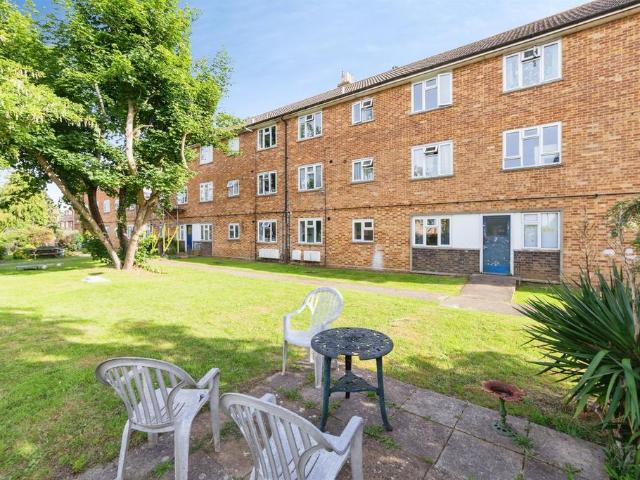 Flat for sale in Hertford, Colliers End