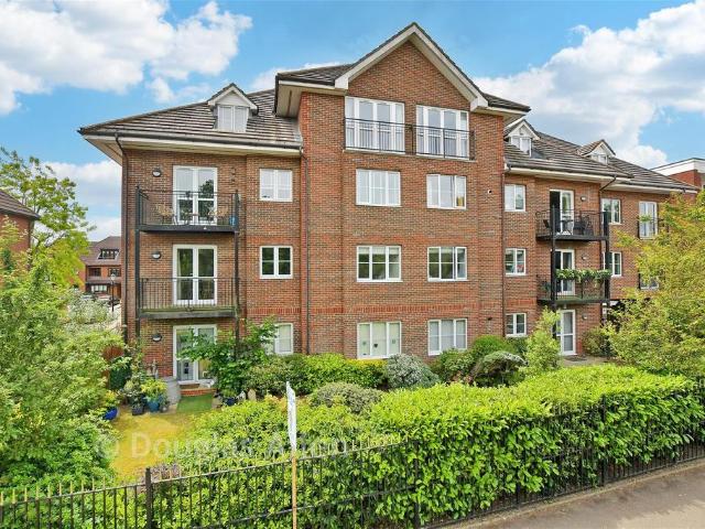 Flat for sale in Chingford, Greater London