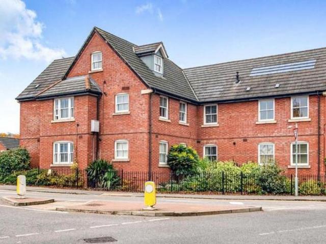 Flat for sale in Two Waters, Pouchen End