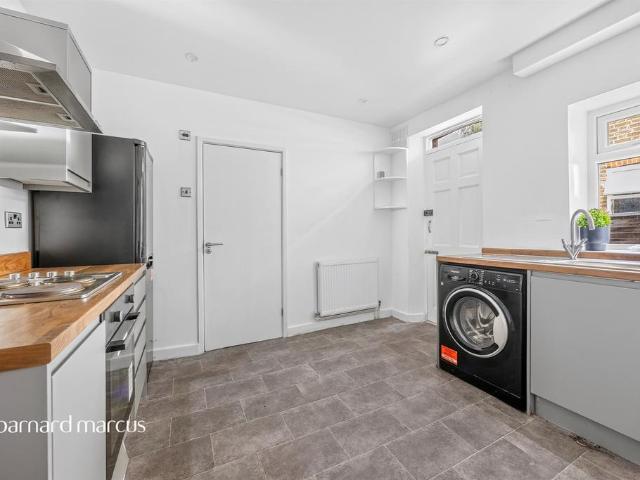 Flat for sale in London Borough of Croydon, Thornton Heath
