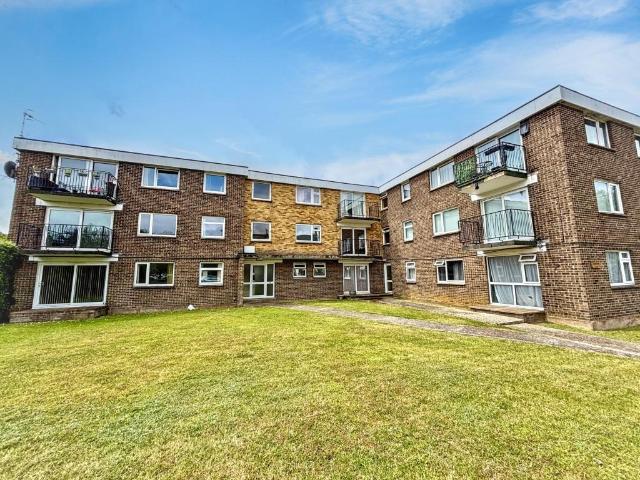 Flat for sale in Oakfield, Ryde