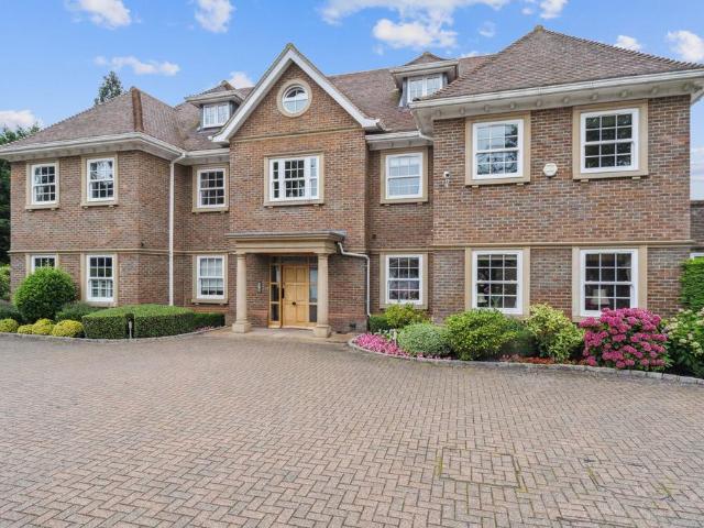 Flat for sale in Beaconsfield, Penn