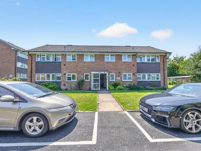 Flat for sale in London Borough of Croydon, Purley