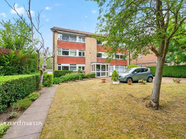 Flat for sale in Carshalton Beeches, Greater London