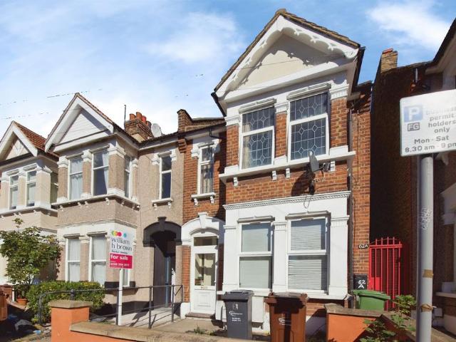 Flat for sale in London Borough of Barking and Dagenham, Greater London