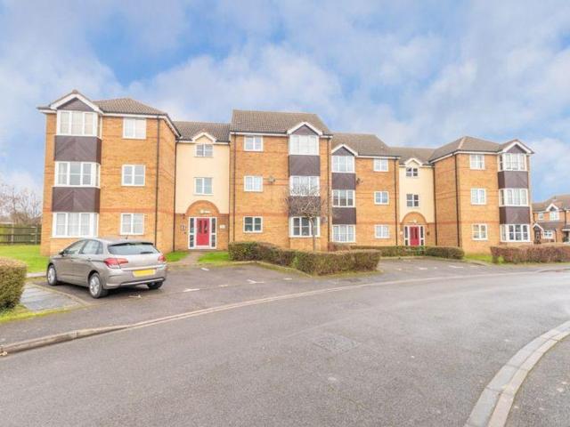 Flat for sale in Dunstable, Bedfordshire