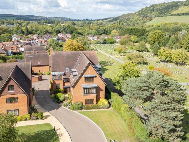 Flat for rent in Pachesham Park, Surrey