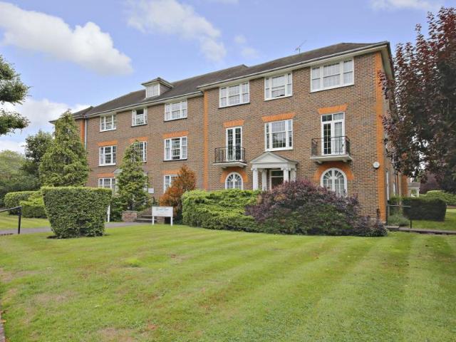 Flat for rent in Northwood, Greater London