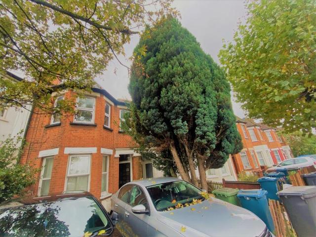 Flat for rent in Lane, Greater London