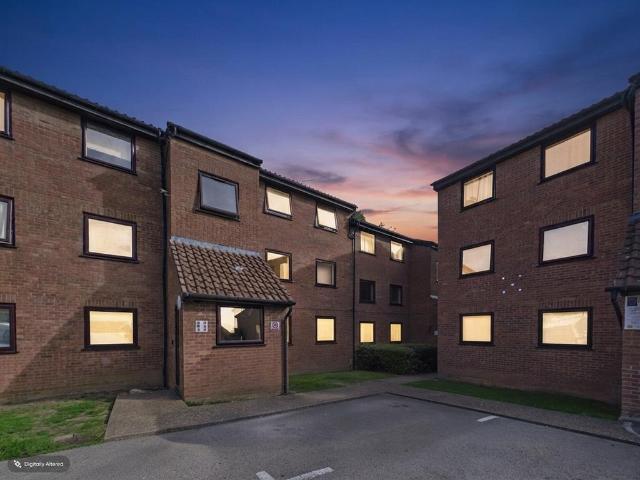 Flat for rent in Woodhall Farm, Pouchen End