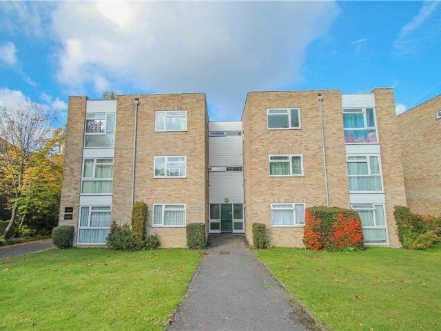 Flat for rent in Heol-las, Surrey