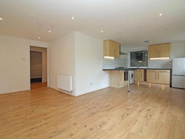 Flat for rent in London Borough of Croydon, Waddon