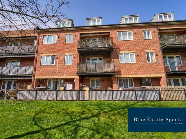 Flat for rent in London Borough of Hounslow, Heston