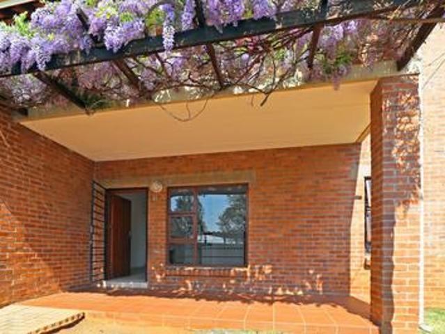 Apartment for rent in Johannesburg Ward 97, Roodepoort
