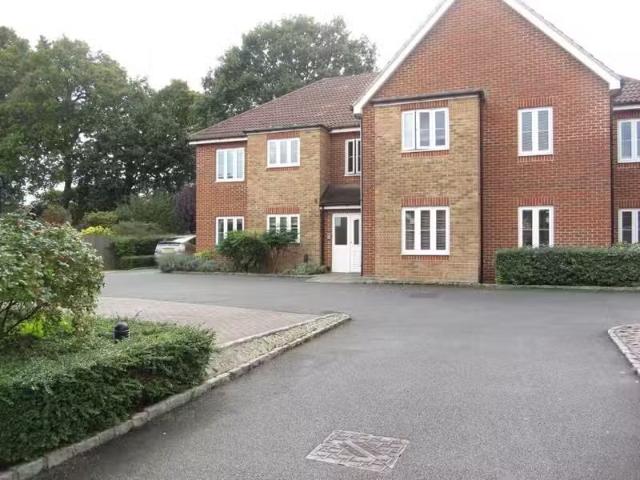 House for rent in Row Town, Surrey