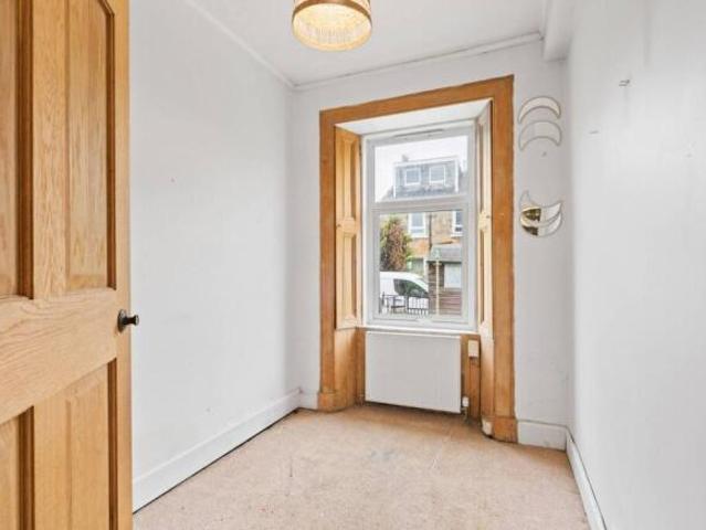 Flat for sale in Lochend, Scotland