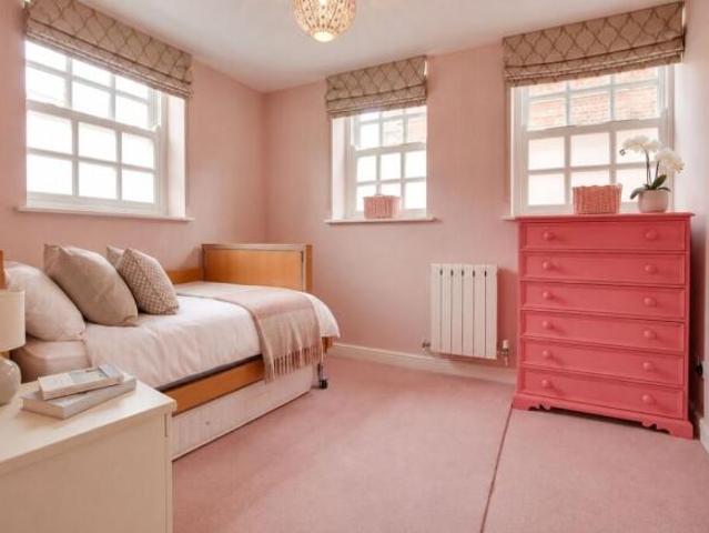 Flat for sale in Clarendon Park, Leicester