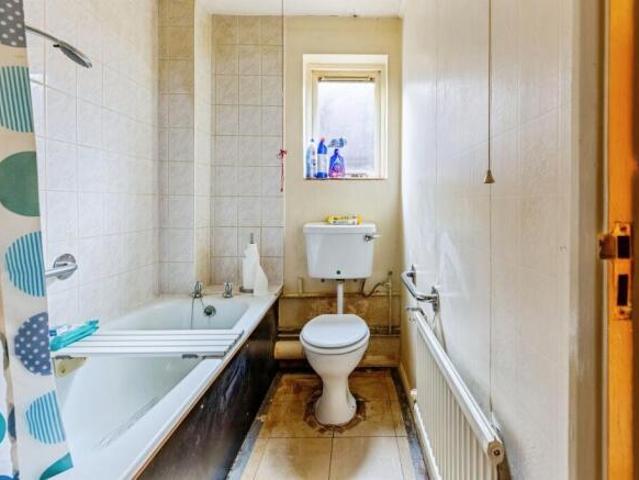 Flat for sale in Northampton, Northamptonshire