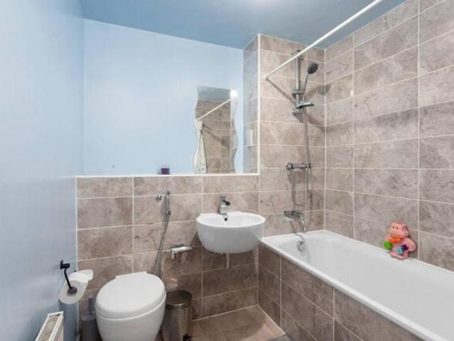 Flat for sale in Pilton, Scotland