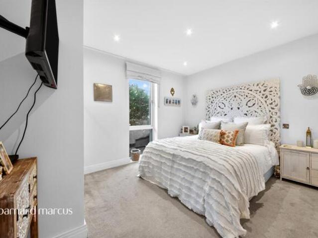 Flat for sale in North Finchley, Greater London