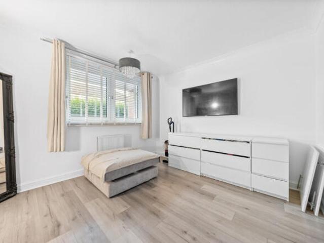 Flat for sale in Yoker, Scotland