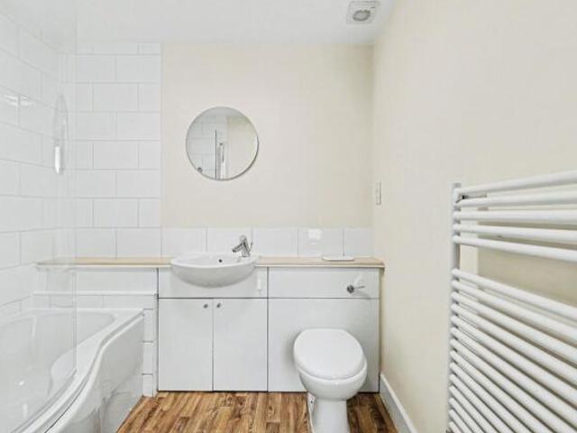Flat for sale in Northampton, Northamptonshire