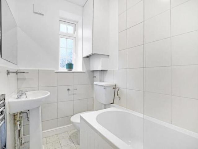 Flat for sale in London Borough of Lewisham, Forest Hill