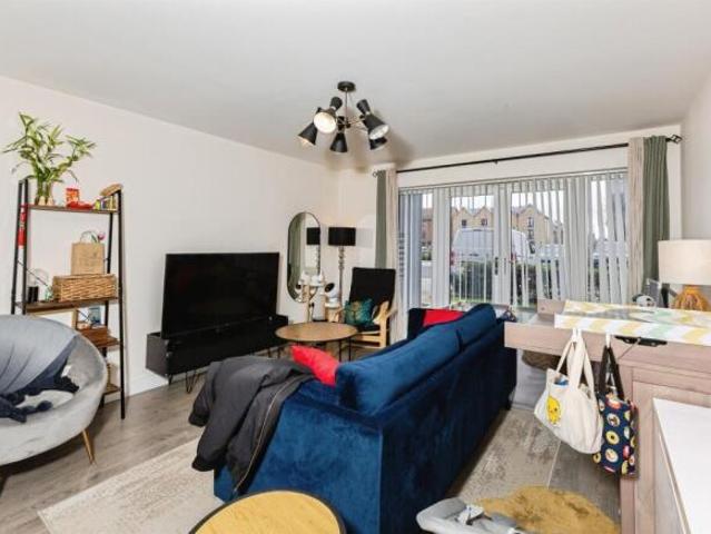 Flat for sale in Whitley Wood, Reading
