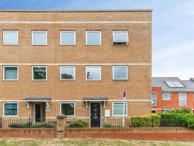 Flat for sale in Northampton, Northamptonshire