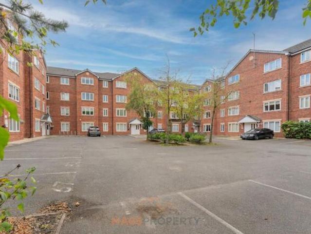 Flat for sale in Woolton, Liverpool