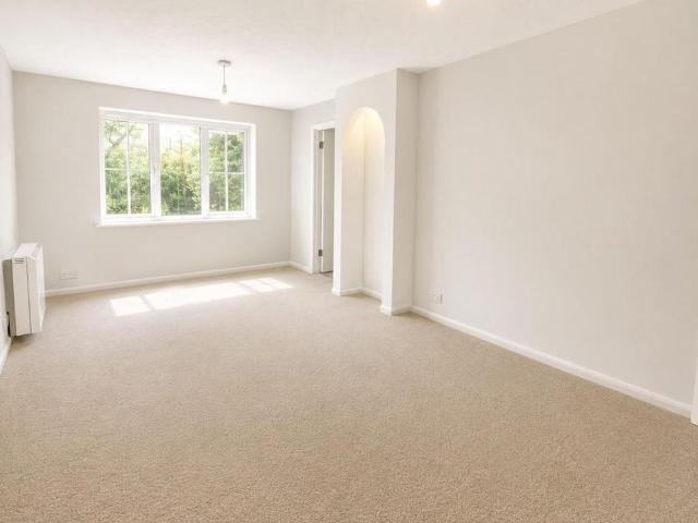 Apartment for rent in Burnt Oak, Greater London