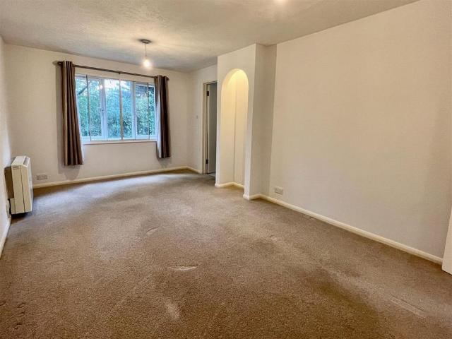 Apartment for rent in Burnt Oak, Greater London