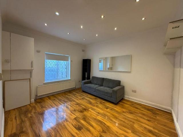 Apartment for rent in London Borough of Ealing, Park Royal