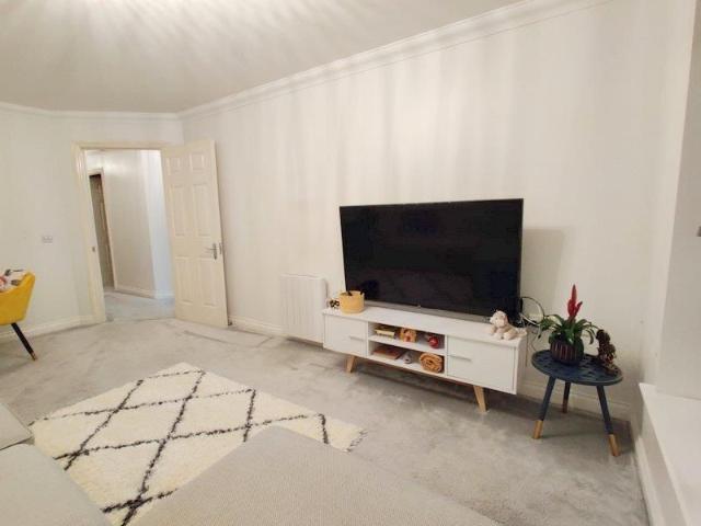 Apartment for rent in Woodcote Green, Greater London