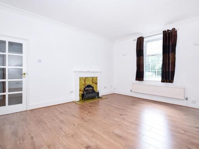 Apartment for rent in Northwood, Greater London