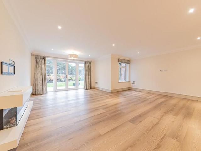Apartment for rent in Heol-las, Surrey