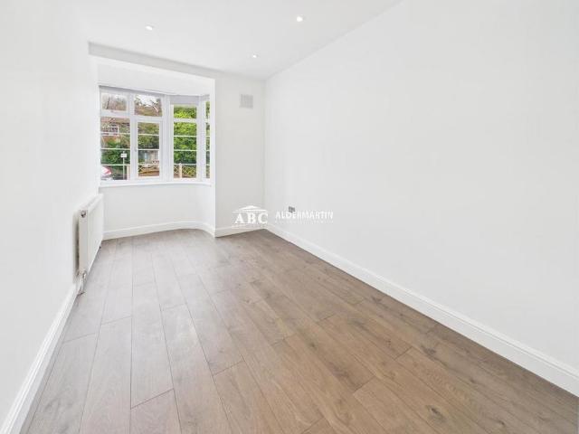 Apartment for rent in Broadfields, Greater London