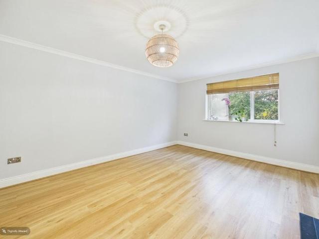 Apartment for rent in Woodhall Farm, Pouchen End