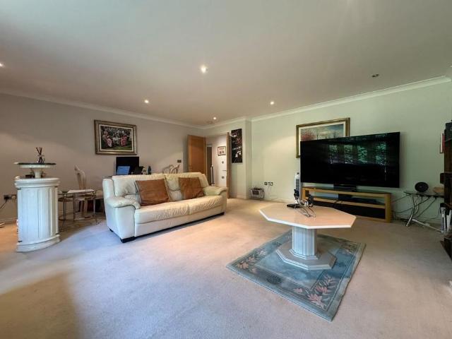 Apartment for rent in Harrow Weald, Greater London