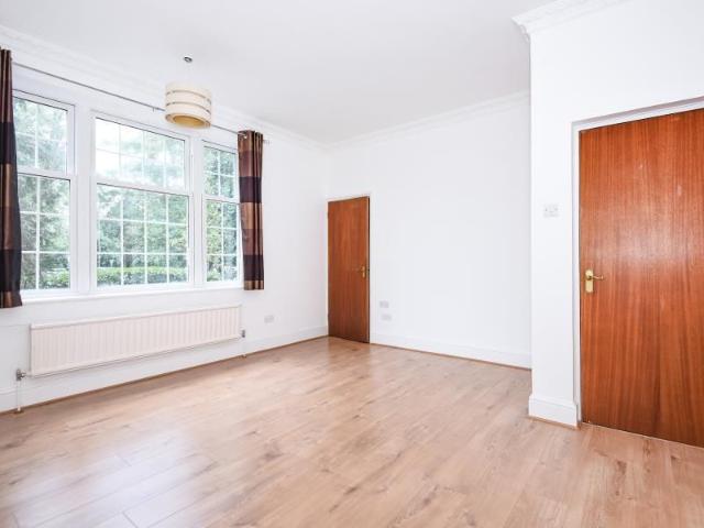 Apartment for rent in Northwood, Greater London