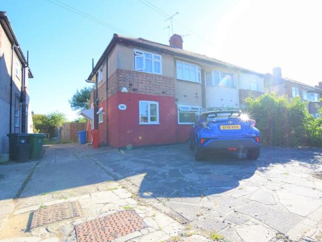 Apartment for rent in Fairlop, Greater London