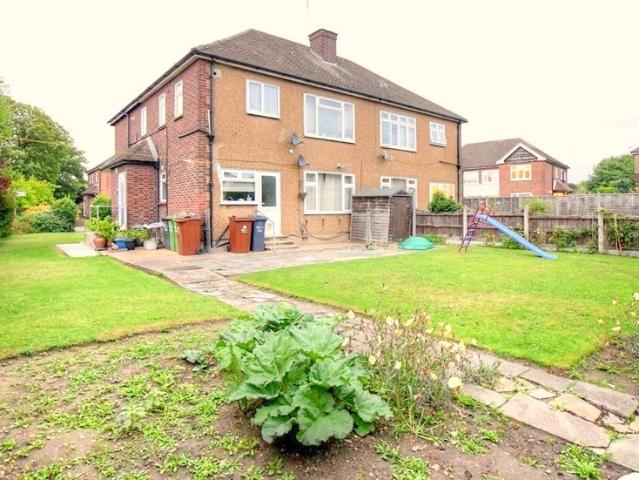 Apartment for rent in Marks Gate, Greater London