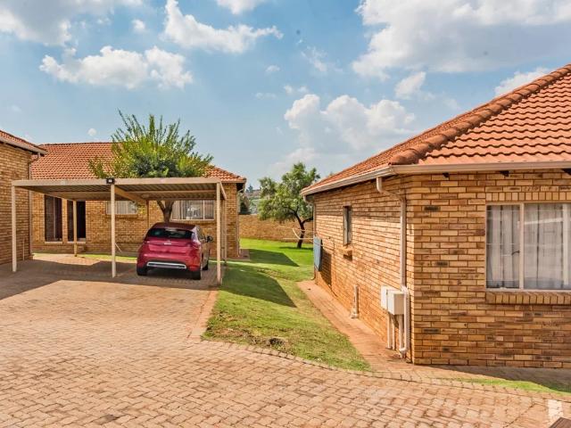 Townhouse for sale in Johannesburg, West