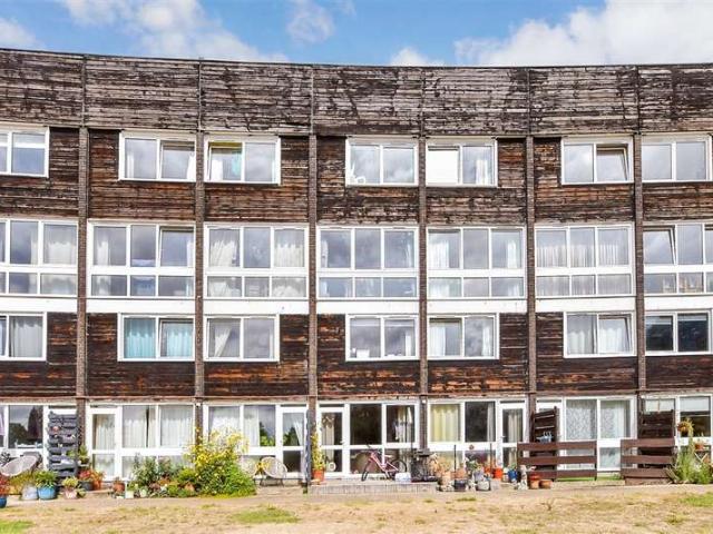 Maisonette for sale in Fole, Surrey
