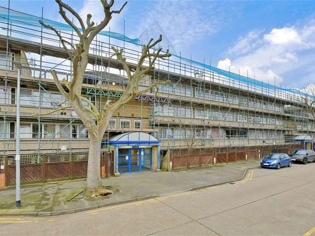 Maisonette for sale in Woodford, Greater London