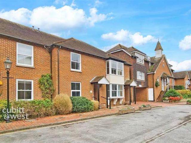 Maisonette for sale in Arundel, Clapham