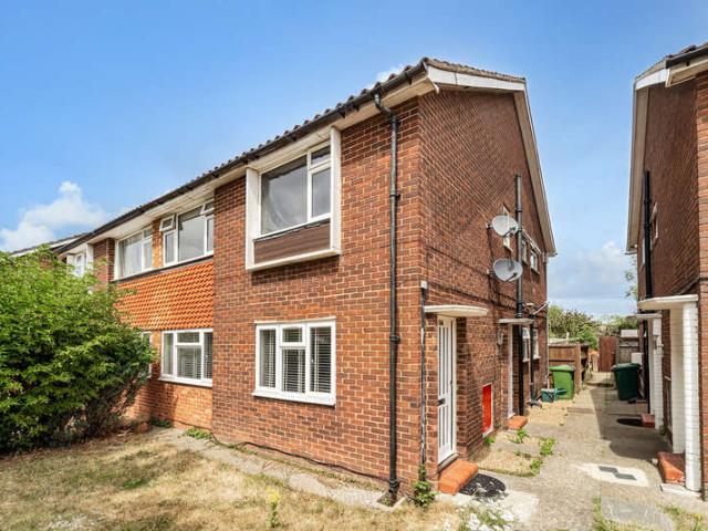 Maisonette for sale in Ashford Common, Spelthorne