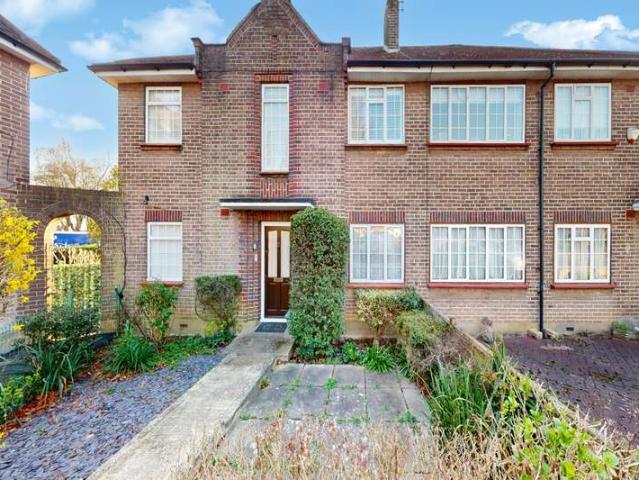 Maisonette for sale in London Borough of Hillingdon, Greater London
