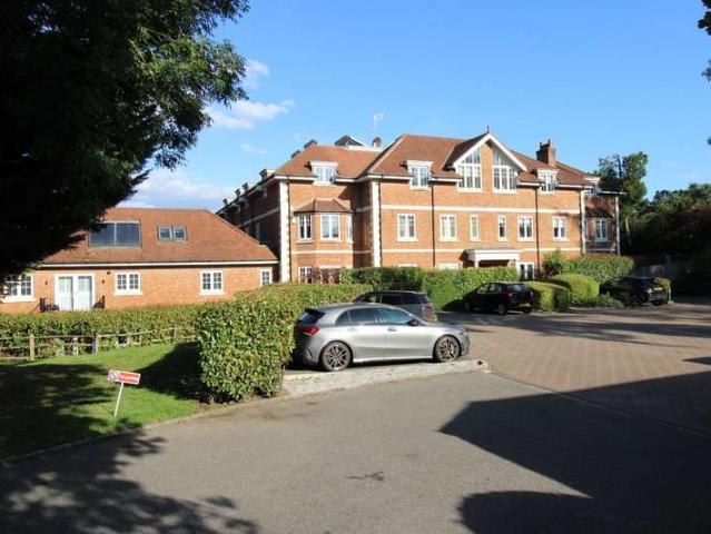 Maisonette for sale in Hillview, Surrey