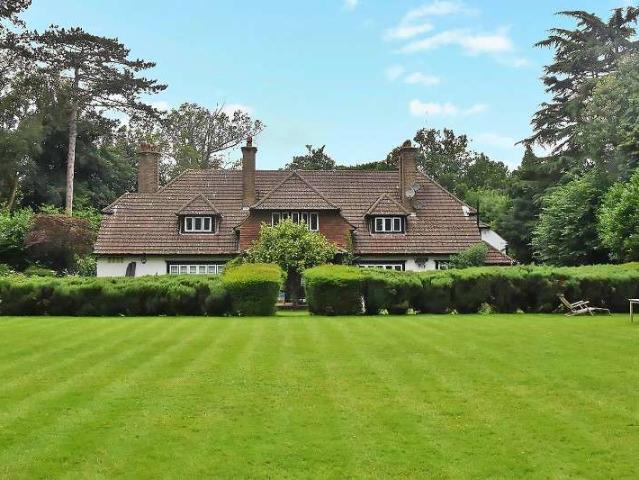 Maisonette for sale in Walton On The Hill, Reigate and Banstead